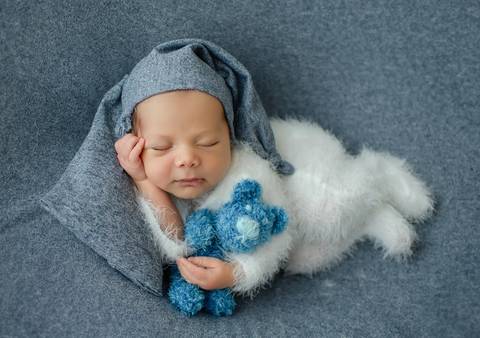 bebê com ursinho em ensaio newborn por aline fontes'