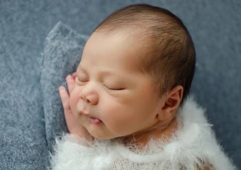 bebê dormindo de ladinho no ensaio newborn por aline fontes'