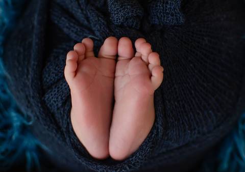 detalhe de pezinhos em ensaio newborn'