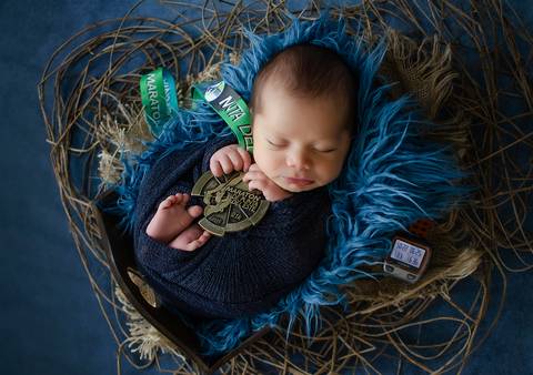 bebês segurando medalha em ensaio newborn de atletismo por aline fontes'