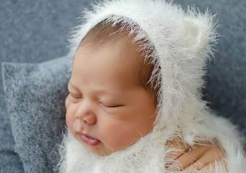 dobrinhas de bebê em ensaio newborn'