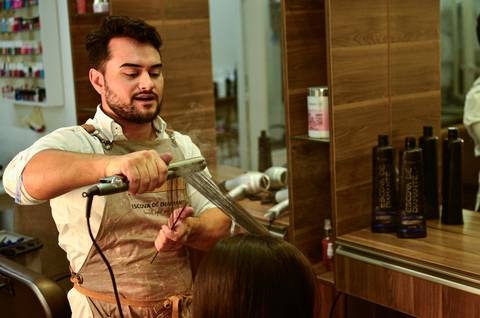 Experiência personalizada
Perfeição
Efeito transformador
Autoconfiança
Cuidados com os cabelos
Conceito de autoestima
Realce da beleza
Imagem de sucesso
Retrato de cliente
Cuidado especializado
Beleza autêntica
Cabelo impecável
Arte capilar
Rejuvenescimen'