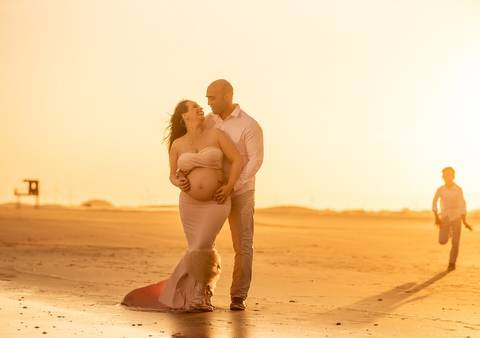 Fotografias que eternizam a maternidade.
A beleza da gravidez na natureza.
O amor entre mãe e bebê em fotos.
Registrando a conexão entre Reginara e Maya.aline fontes , Ensaio gestante emocionante e inspirador.
Maternidade eternizada: ensaio na Praia do Ca'