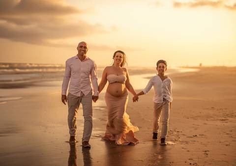 A espera de um novo começo.
Maya e Reginara: um amor evidente.
Reginara e Maya: uma história de amor.
A magia da maternidade à beira-mar.'