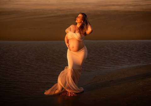A espera de Maya em imagens.
A natureza como pano de fundo da maternidade.
Expressões de amor e expectativa.
A alegria da gestação na praia.'