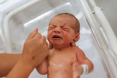 primeiro banho do bebê após 24h do nascimento '