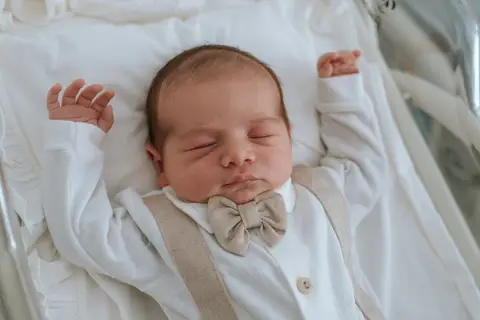 bebê com saída de maternidade'