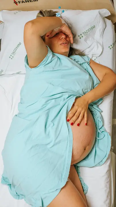 mais contrações enquanto estava deitada na cama no hospital tacchini'