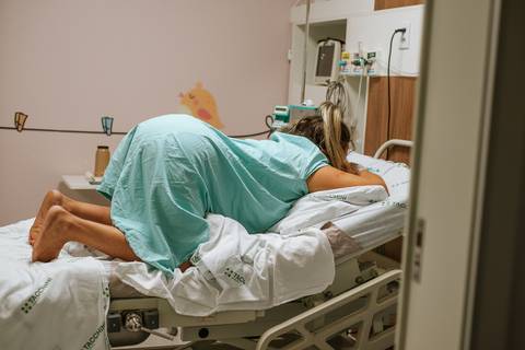 tentando encontrar uma posição confortável durante as contrações'