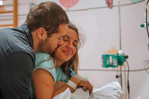 carinho e conexão entre os pais na hora do parto'