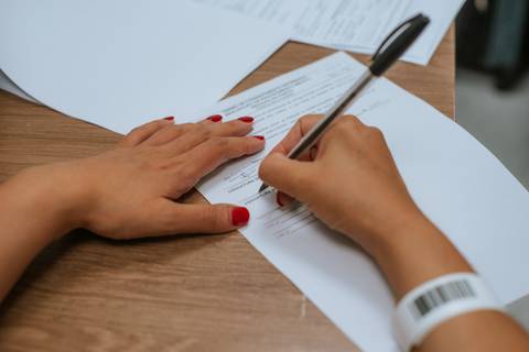 assinando os termos de responsabilidade do parto'