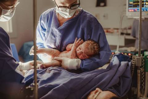 primeiro contato com a mamãe no pós parto cesárea'