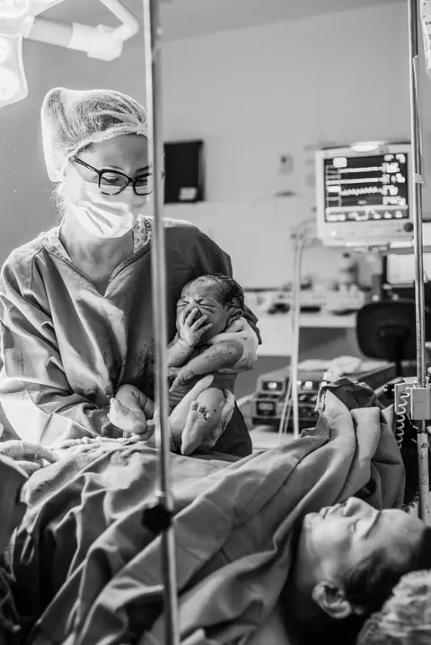 bebê com mãos no rosto após nascimento'