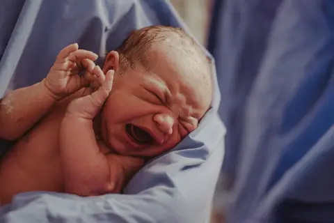 primeiro choro nas mãos da médica após nascimento'