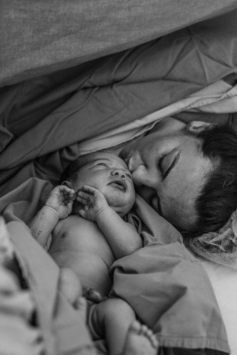 primeiro contato pele a pele com mamãe após nascimento'