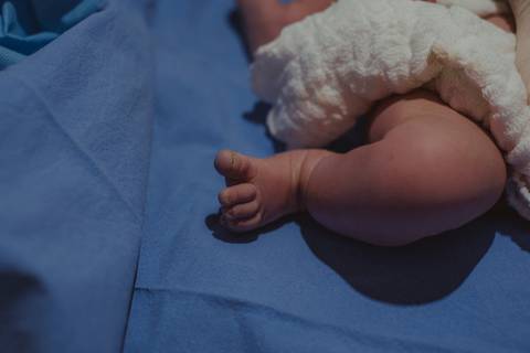 pé do bebê no nascimento'