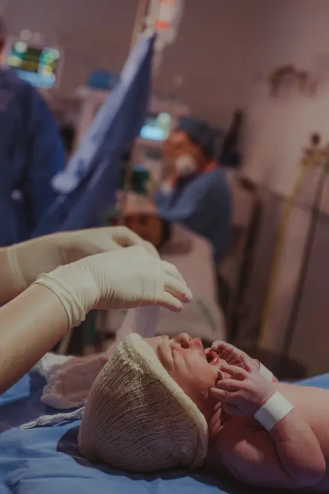 fotografia de parto em perspectiva, bebê e mãe'