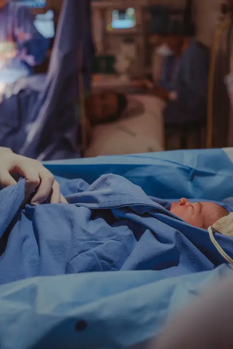 bebê recém-nascido em berço aquecido'