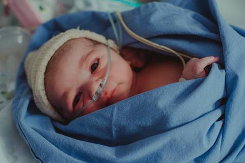 bebê recém-nascido com máscara de oxigênio'