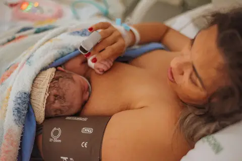 primeiro momento de amamentação após nascimento'