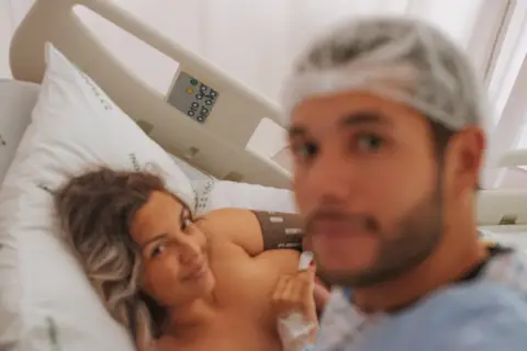 primeira selfie em família após nascimento do bebê'