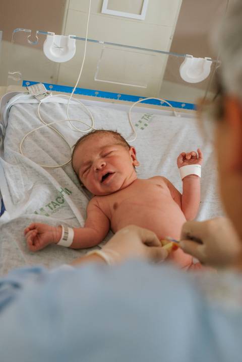 cuidados neonatais horas depois do nascimento'