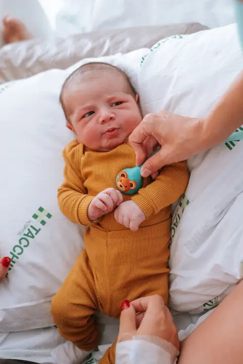 médica pediatra ouvindo os batimentos do bebê'