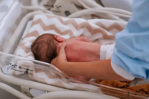 médica pediatra fazendo os primeiros testes de mobilidade com recém-nascido'