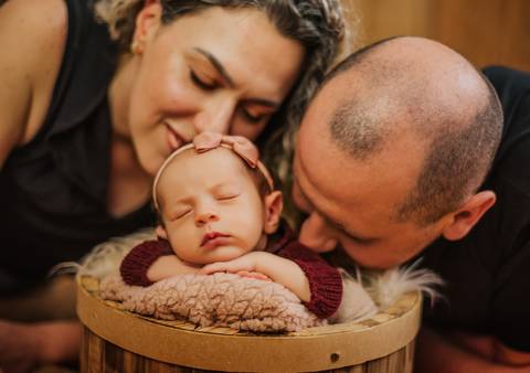 cheirinho dos papais no bebê durante o ensaio newborn'