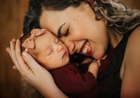 carinho da mamãe no ensaio newborn'