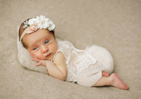 newborn com bebê acordado'