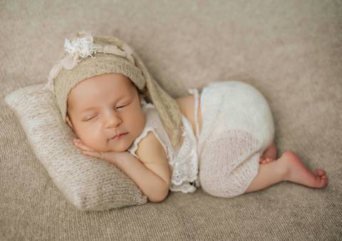 bebê espiando em ensaio newborn'