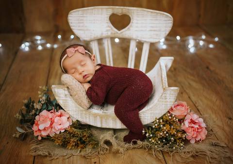 bebê em prop cadeirinha ensaio newborn'