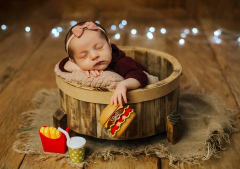 bebê e fast food no ensaio newborn'