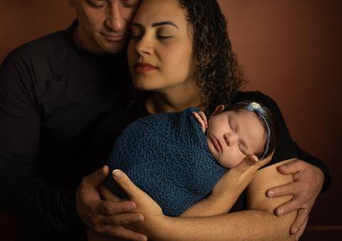 carinho dos pais no ensaio newborn'