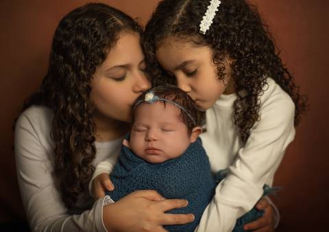 irmãs fotografadas no ensaio newborn'