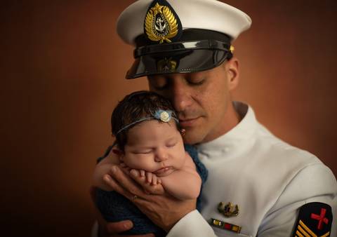 Fotografia newborn com pai oficial da Marinha'