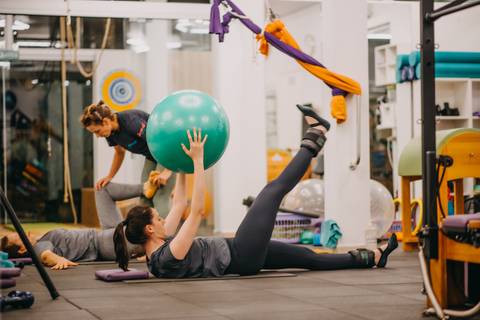 mulheres fazendo exercícios de circuito com bola de pilates'