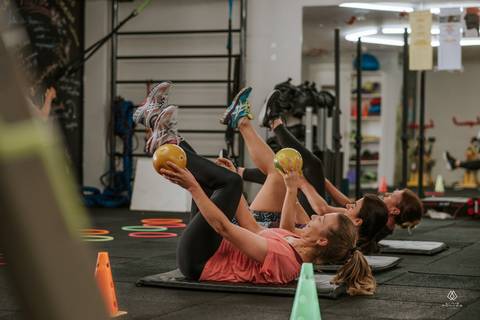 mulheres fazendo exercícios de pilates com bola'