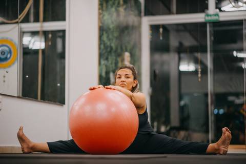 alongamento com bola de pilates'