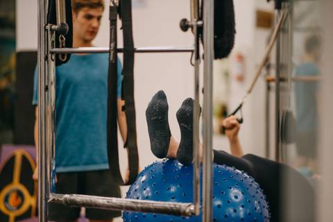 detalhes de exercício em plataformas de pilates'