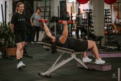 mulher erguendo alters na academia em bento gonçalves'