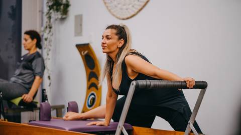 exercício de alongamento em academia de pilates'