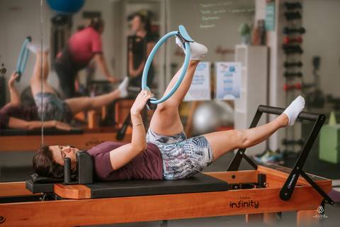 mulher usando circulo de pilates'
