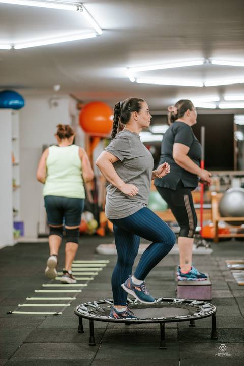 mulheres fazendo exercícios de circuito no jump e corrida com obstáculos'