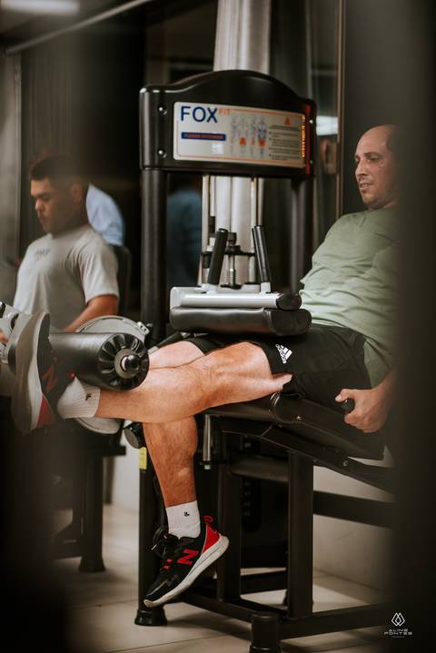 homem fazendo exercício de pernas'