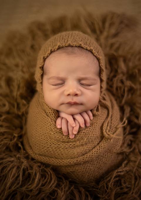 pose saco de batata bebê de frente em ensaio newborn de recém-nascido'