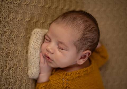 bebê em pose em ensaio newborn de recém-nascido'