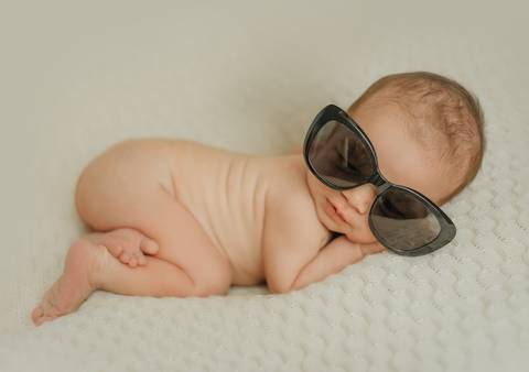 bebê newborn com óculos em ensaio newborn de recém-nascido'