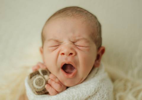 bebê bocejando em ensaio newborn de recém-nascido'